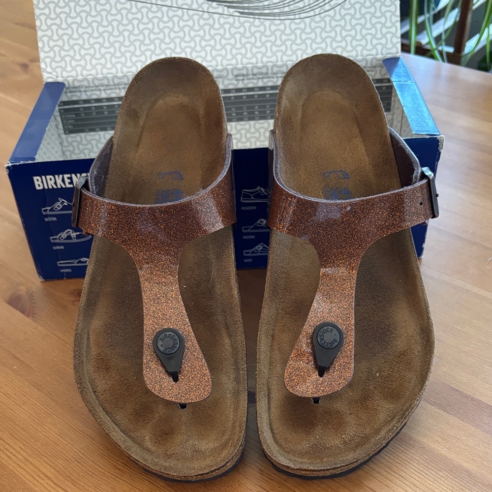 Birkenstock Gizeh Women Sandals in Metallic Copper Glitter